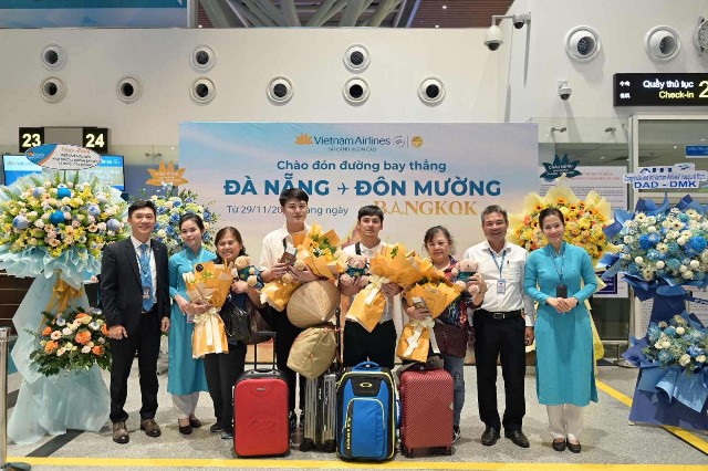 Đại diện Vietnam Airlines chào đón hành khách trong chuyến bay khai trương đường Đà Nẵng – Đôn Mường vào cuối tháng 11/2023.