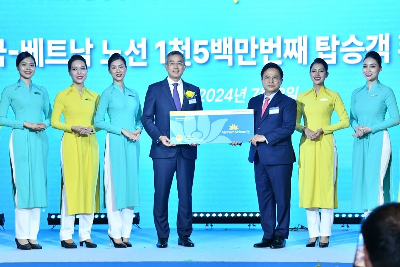 Vietnam Airlines tặng quà khách hàng thứ 15 triệu trên đường bay giữa Việt Nam - Hàn Quốc. Trong ba thập kỷ, Vietnam Airlines đã thực hiện tổng cộng 65.000 chuyến bay, vận chuyển 15 triệu lượt hành khách và 291.300 tấn hàng hóa giữa hai quốc gia. 