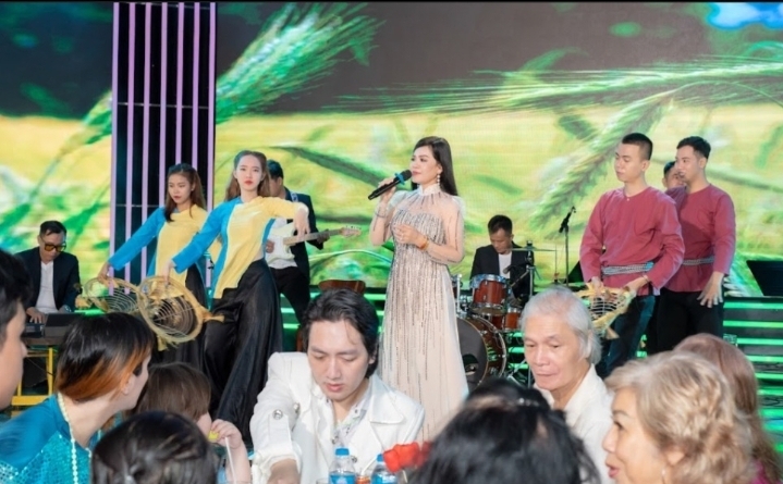 Ca sĩ – bầu sô Hồng Ngọc Diễm: Nữ nghệ sĩ được dẫn dắt bởi những nhạc sĩ tên tuổi