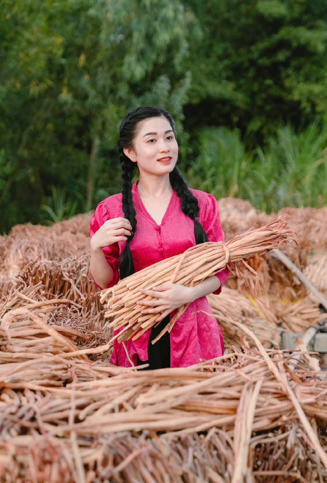 Ngọc Hân (Lục Bình): Từ những bó hoa lục bình ở quê nhà Long An đến giấc mơ nghệ thuật trên màn ảnh. Ngọc Hân (Lục Bình): Từ những bó hoa lục bình ở quê nhà Long An đến giấc mơ nghệ thuật trên màn ảnh.