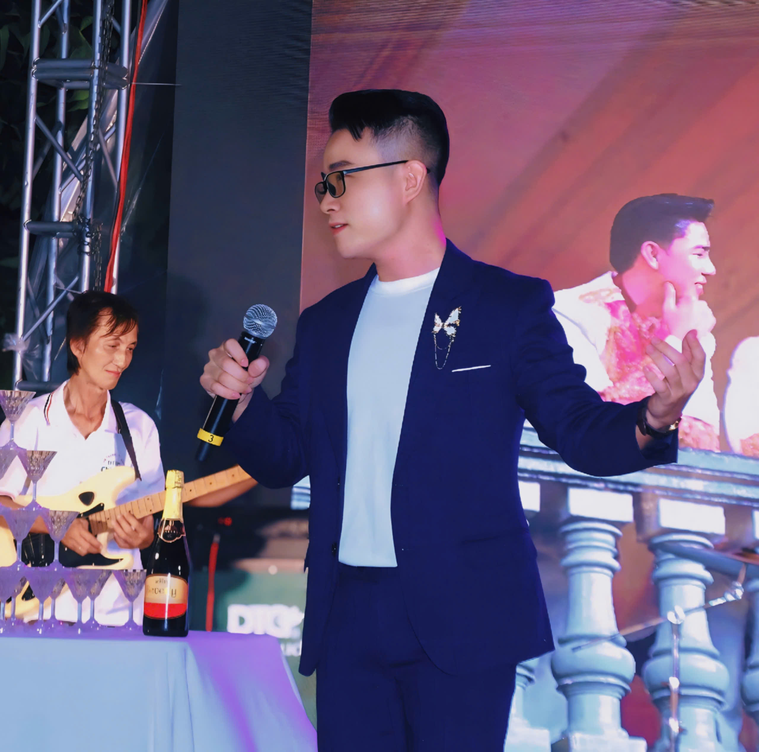 Nha sĩ- Ca sĩ Phạm Kỳ Anh tạo dấu ấn với dòng nhạc sử thi- dân ca