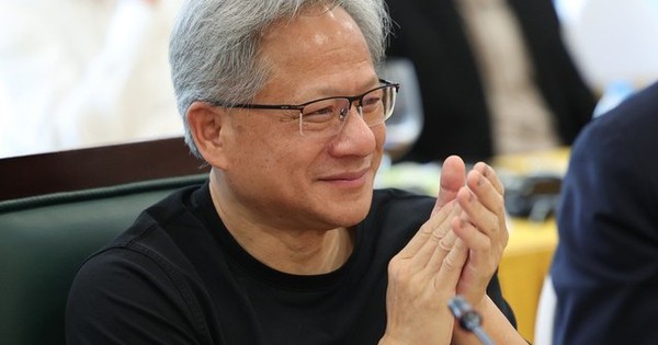 CEO NVIDIA Jensen Huang: Việt Nam có 1 triệu người làm CNTT, nếu chuyển đổi sang 1 triệu người làm bán dẫn thì Việt Nam sẽ tiến nhanh hơn rất nhiều