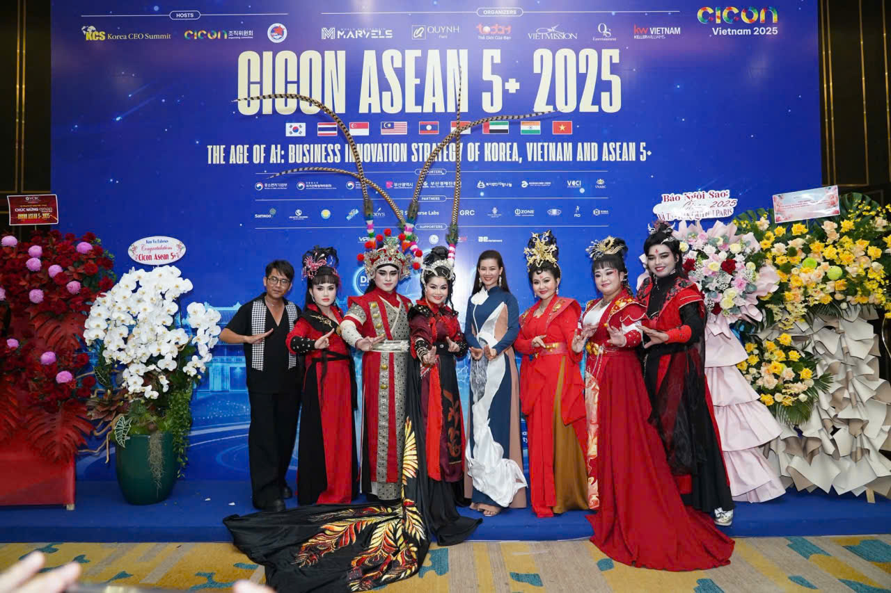 Giảng viên- NTK Lê Minh Phú mang văn hóa cải lương lên sân khấu Cicon Vietnam.