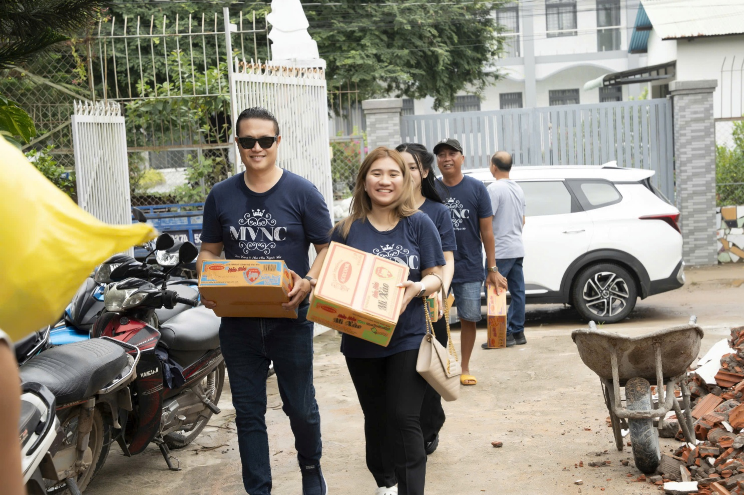 Minh Chánh Entertainment trao 700 phần quà từ thiện tại Đồng Nai