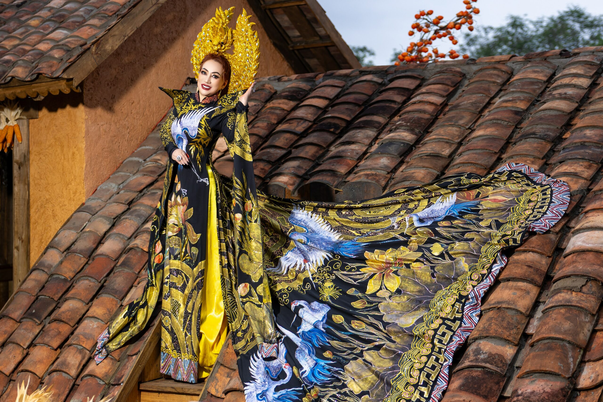 Hoa hậu Ly Ly Nguyễn khoe vẻ đẹp kiều diễm trong tà áo dài vương quyền