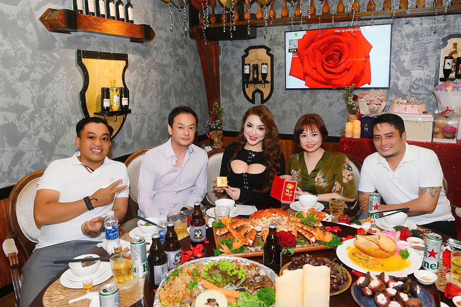 Hoa hậu điện ảnh Jenny Tuyến được tặng nhẫn kim cương và vàng trong ngày sinh nhật.