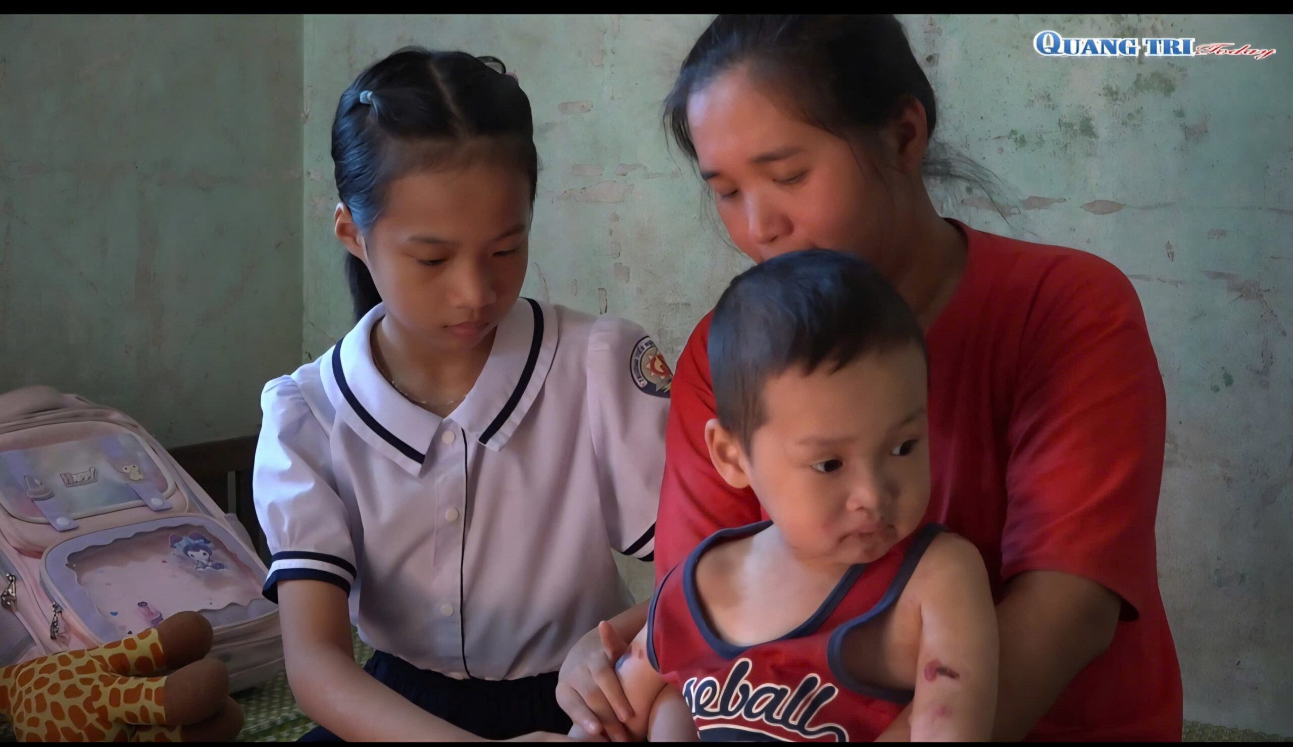 Cô bé lớp 5 gồng mình chăm hai em mắc bệnh hiếm, gia đình nghèo ở Quảng Trị rất cần giúp đỡ