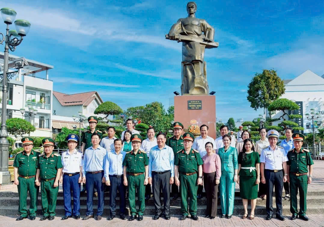 Ủy viên Bộ Chính trị, Đại tướng Nguyễn Trọng Nghĩa dự nhiều sự kiện ở khu vực Gò Công, tỉnh Đồng Tháp.