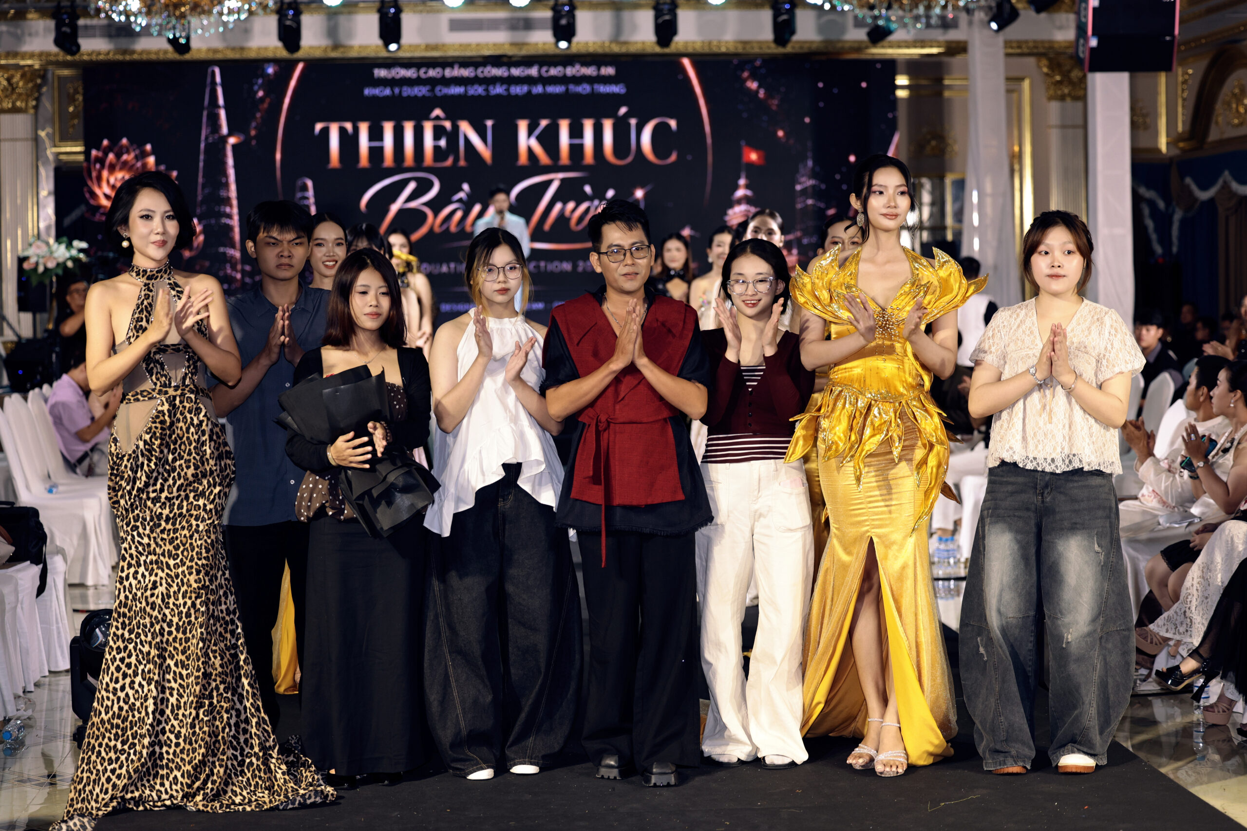 Giảng viên- NTK Lê Minh Phú cùng sinh viên viết nên câu chuyện “Thiên khúc bầu trời”