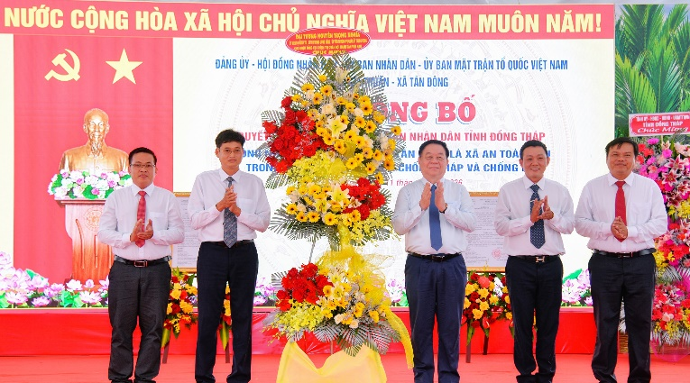 Đại tướng Nguyễn Trọng Nghĩa và lãnh đạo địa phương dự Lễ công bố xã An toàn khu
