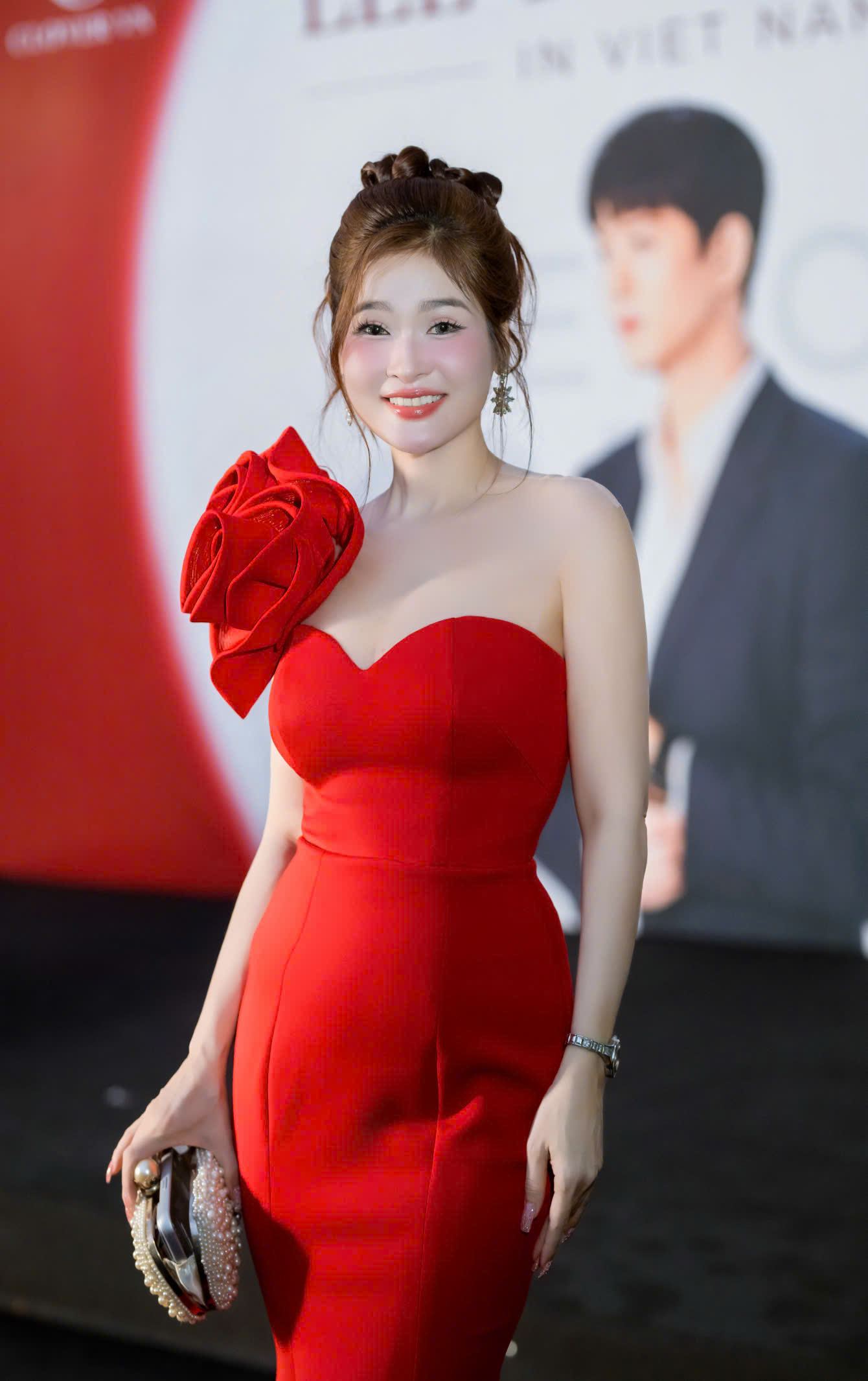 Ca sĩ Hoàng Ái My nổi bật vẻ đẹp nữ tính và quyến rũ .
